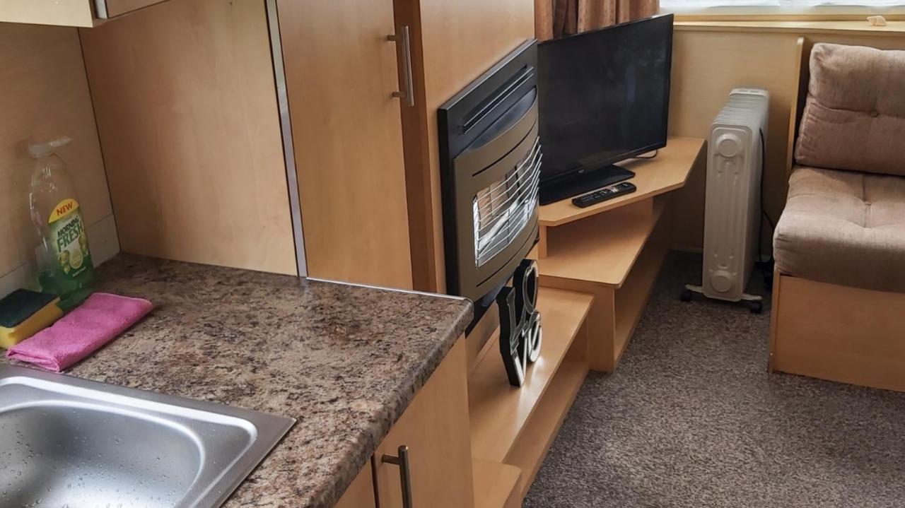 Adorable 2 Bedroom Caravan In Clacton-On-Sea Exteriér fotografie