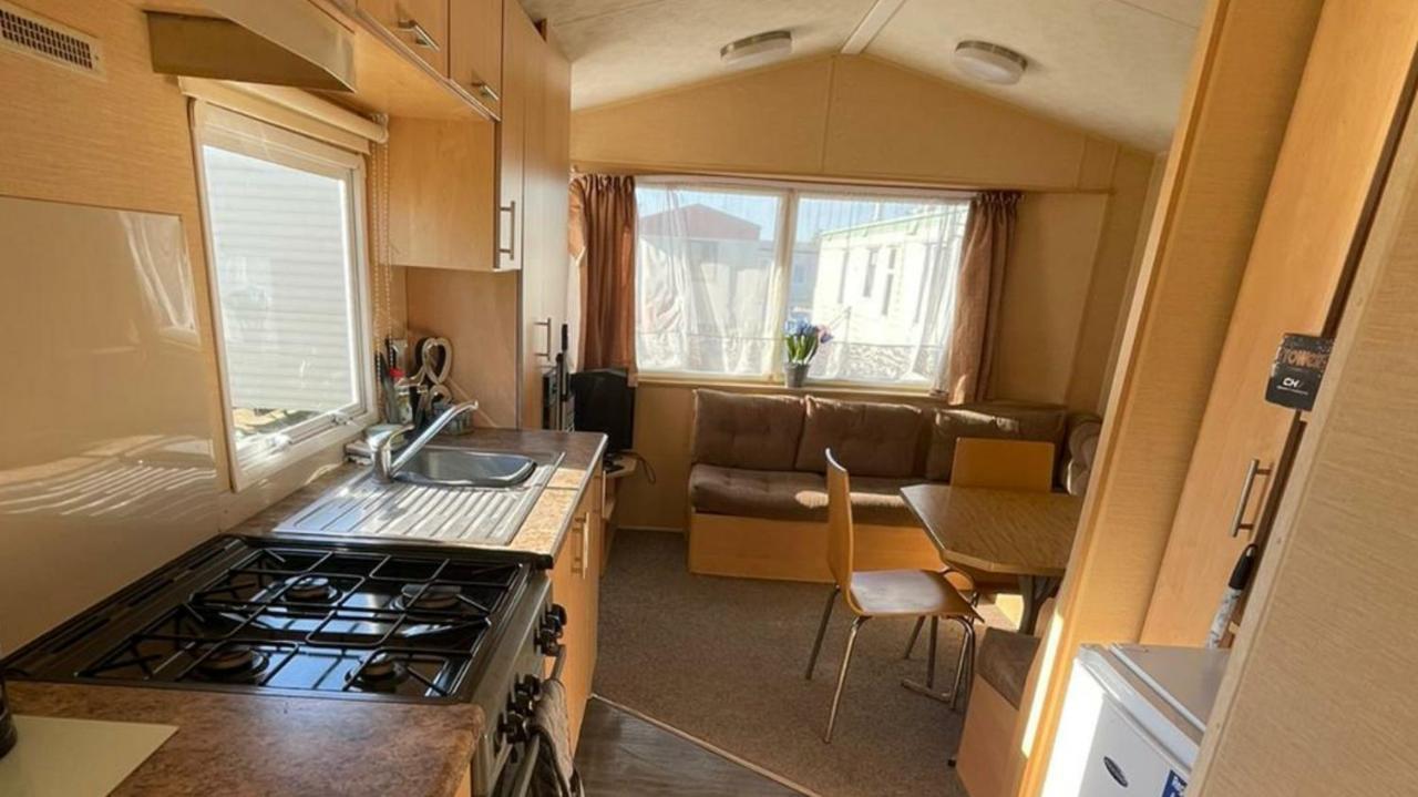Adorable 2 Bedroom Caravan In Clacton-On-Sea Exteriér fotografie