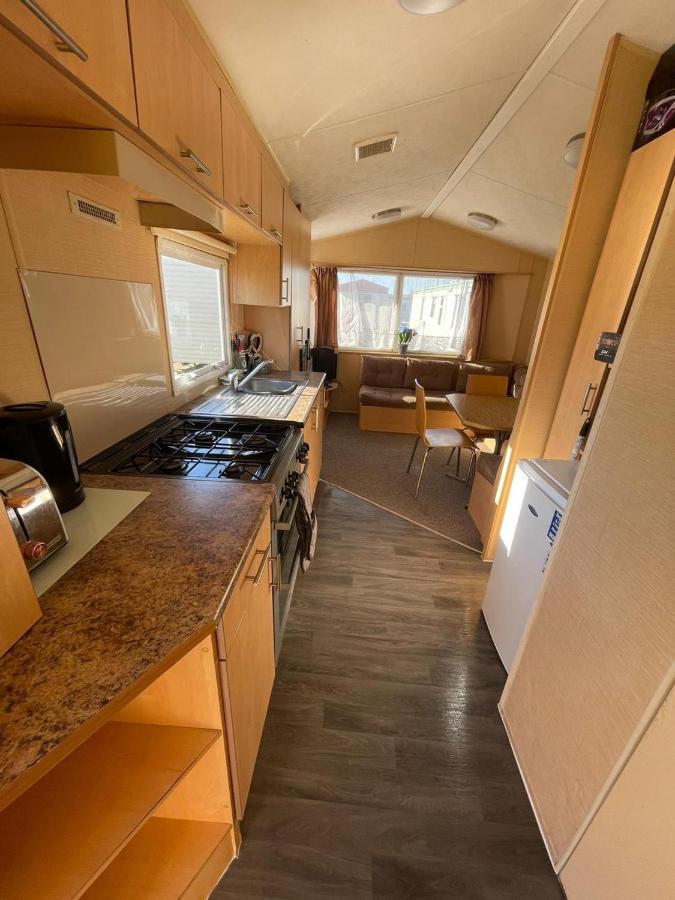 Adorable 2 Bedroom Caravan In Clacton-On-Sea Exteriér fotografie