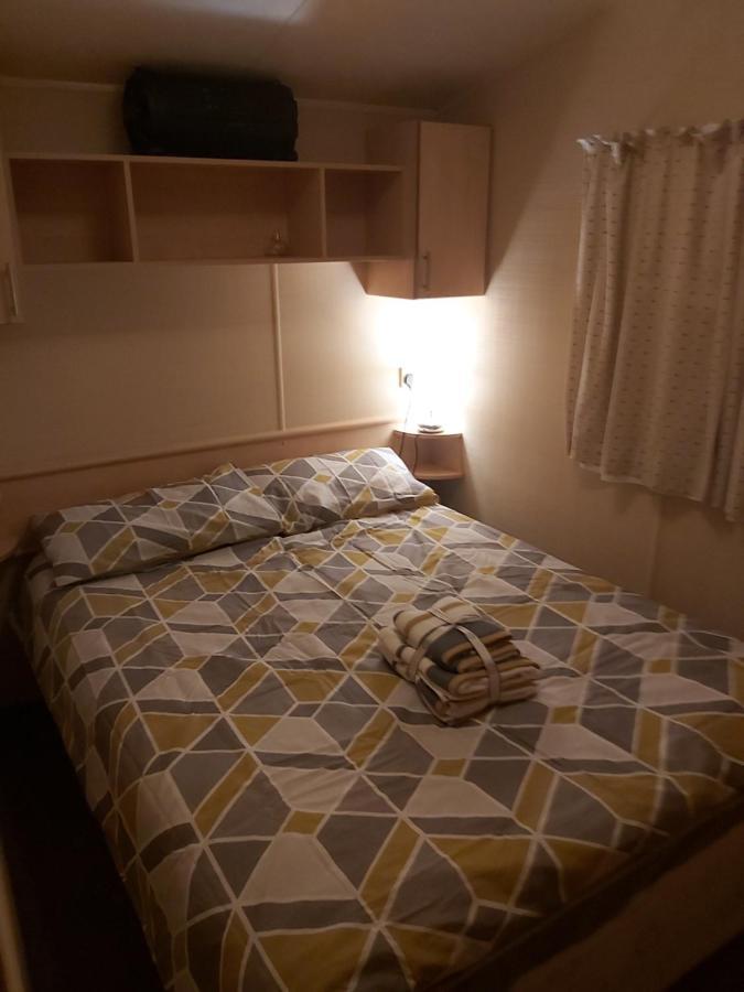 Adorable 2 Bedroom Caravan In Clacton-On-Sea Exteriér fotografie