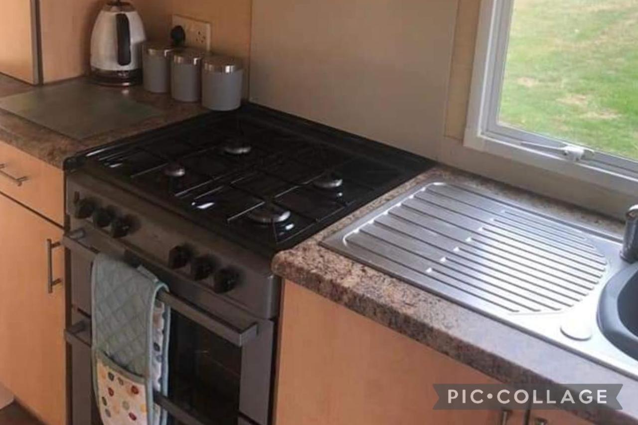 Adorable 2 Bedroom Caravan In Clacton-On-Sea Exteriér fotografie